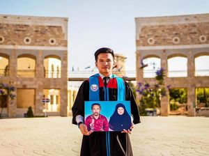 Kisah Haru Pria Bawa Foto Kedua Orangtua saat Wisuda, Bikin Nangis