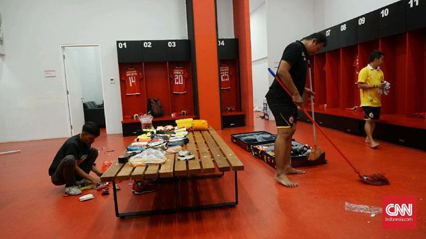 Para kitman melakukan persiapan jelang para pemain Persija Jakarta datang.