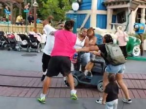 Jangan Ditiru, Dua Keluarga Berkelahi di Disneyland Jangan Ditiru, Dua Keluarga Berkelahi di Disneyland