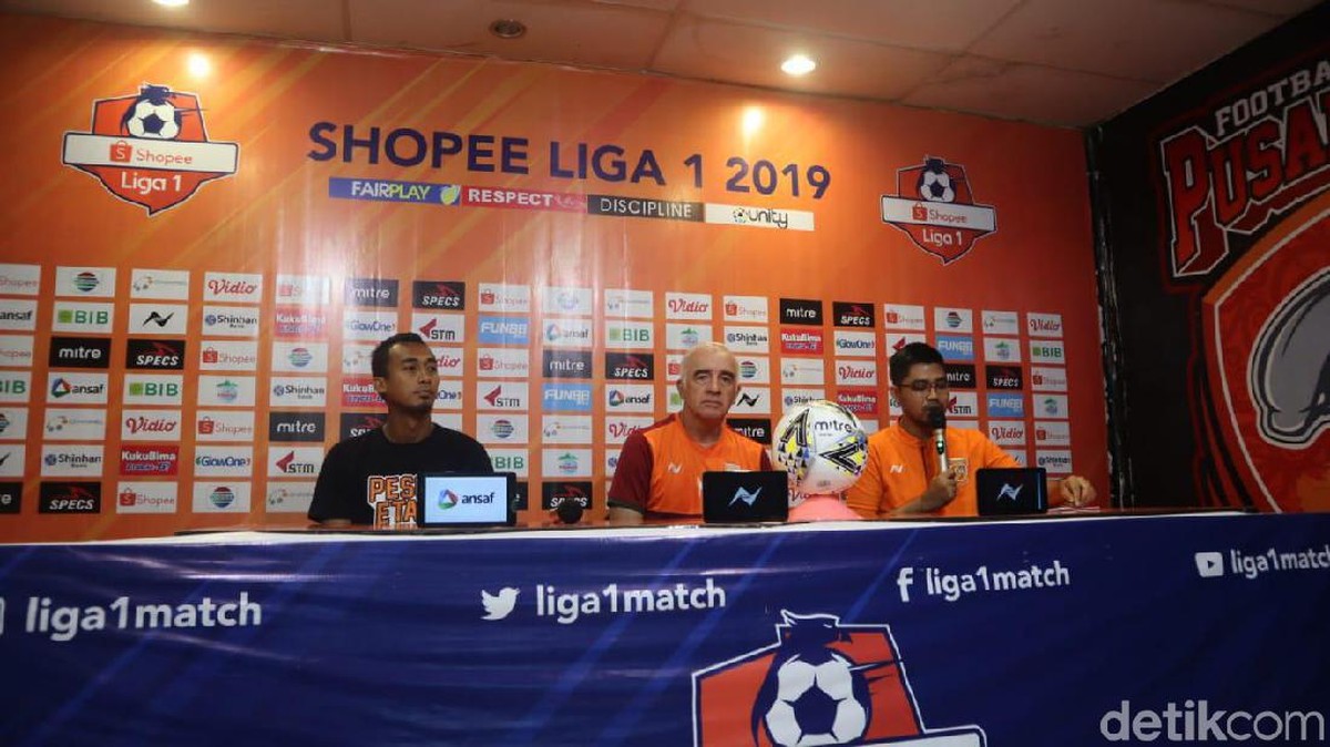 Roberto Carlos Mario Gomez (kedua kiri), pelatih Borneo FC (Suriyatman/detikSport)