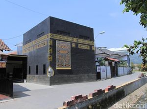 Unik, Masjid Al Majid di Baleendah Ini Dibangun Mirip Kabah