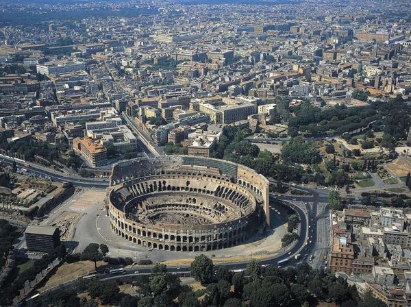 Megahnya Colosseum Roma Jadi Ring Duel Pemilik Facebook dan Twitter