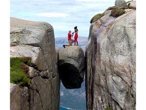 Viral, Pria Lamar Kekasihnya di Ketinggian 3 Ribu Kaki & di Antara Tebing