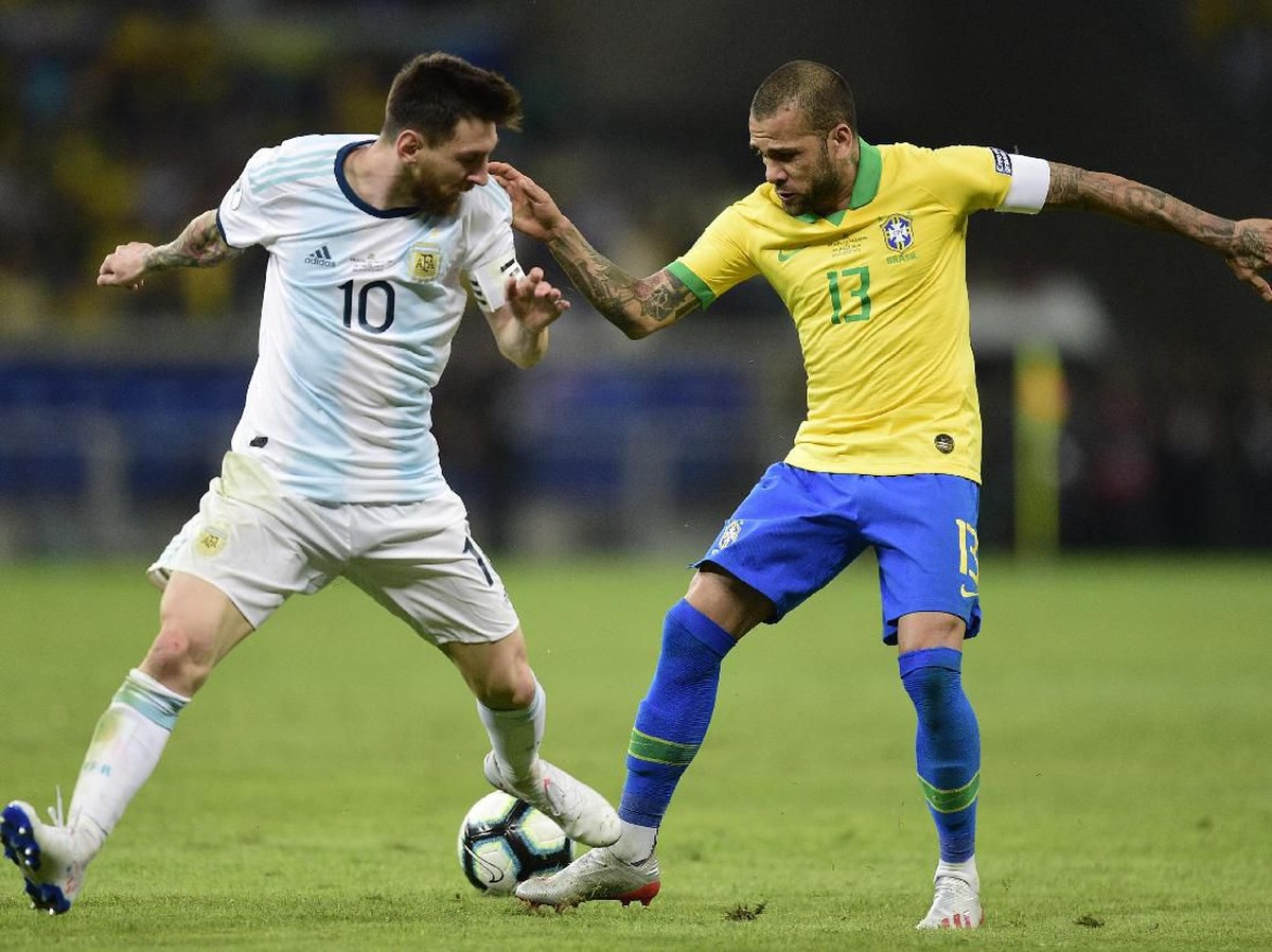 Dani Alves menyebut Lionel Messi tidak menghormati Brasil setelah melontarkan tuduhan di Copa America 2019. (Foto: Juliana Flister / Getty Images)