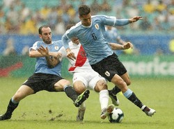 Menjadi partner Coutinho sebagai gelandang tengah daftar ini, Rodrigo Bentacur (Uruguay) membuat rata-rata 3,8 tekel dan 2,3 intersep, plus 61,5 umpan per pertandingan di Copa America.   (Wagner Meier/Getty Images)