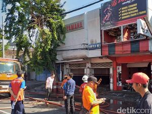 Kebakaran Melalap Toko Sepeda dan Bengkel, Bronto Skylift Dikerahkan