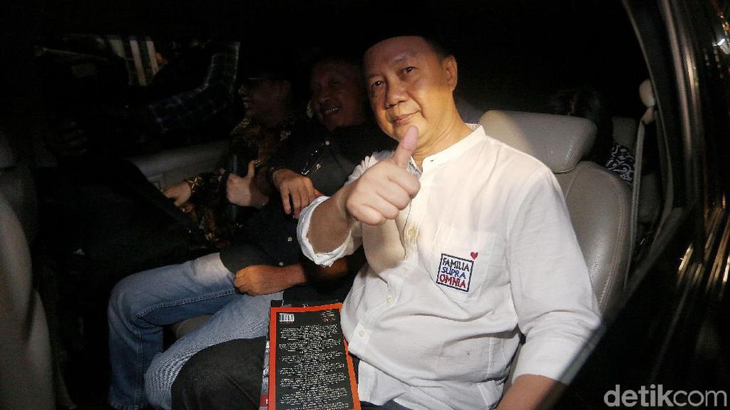 Acungkan Jempol, Syafruddin Bebas dari Rutan KPK Acungkan Jempol, Syafruddin Bebas dari Rutan KPK