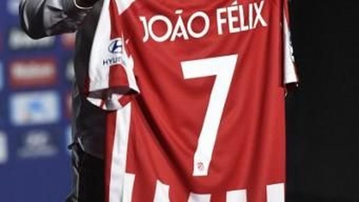 Joao Felix diberi nomor punggung 7 oleh Atletico Madrid, yang sebelumnya dikenakan Antoine Griezmann. (Foto: PIERRE-PHILIPPE MARCOU / AFP)