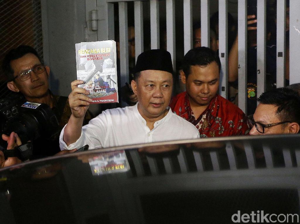 Detik-detik Syafruddin Arsyad Temenggung Keluar Rutan KPK Detik-detik Syafruddin Arsyad Temenggung Keluar Rutan KPK