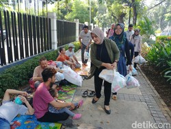 Cindy cs Beri Makanan hingga Masker ke Pencari Suaka di Trotoar Kebon Sirih