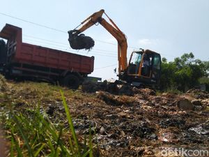 Puluhan Drum Limbah Berbahaya di Sungai BKB Semarang Dievakuasi