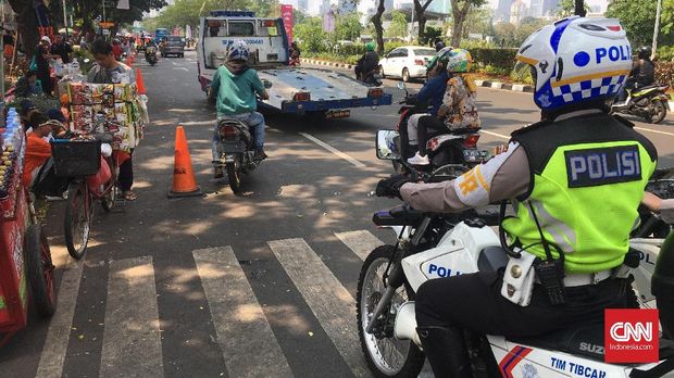 Polisi mulai mengamankan kawasan GBK jelang Persija vs Persib.