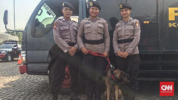 Bintara Pawang Unit Pelacak Kriminal Umum Gunadi (Kiri), Pawang K-9 Gabriel (tengah) dan M Mila (kanan).