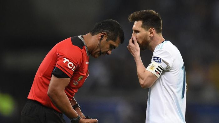 Lionel Messi menuding wasit Roddy Zambrano menguntungkan Brasil. (Foto: Pedro Vilela/Getty Images) Lionel Messi menuding wasit Roddy Zambrano menguntungkan Brasil. (Foto: Pedro Vilela/Getty Images)