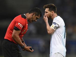 Wasit Zambrano Hargai Pendapat Messi, meski Agak Terkejut Wasit Zambrano Hargai Pendapat Messi, meski Agak Terkejut