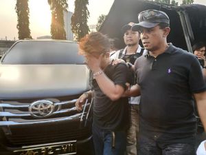 Polisi Tangkap Pria Diduga Copet di Tengah Laga Persija Vs Persib Polisi Tangkap Pria Diduga Copet di Tengah Laga Persija Vs Persib