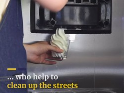 Kafe Ini Beri Es Krim Gratis Bagi Anak yang Kumpulkan Puntung Rokok