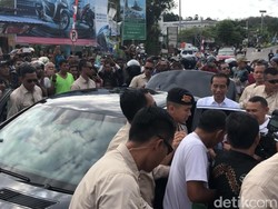 Sapa Warga di Labuan Bajo, Jokowi Bagi-bagi Kaus dan Buku