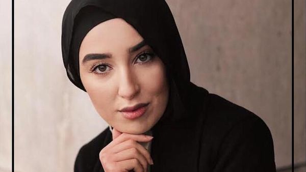Inspirasi Gaya Hijab Warna Netral ala Hijabers Cantik Swedia Imane