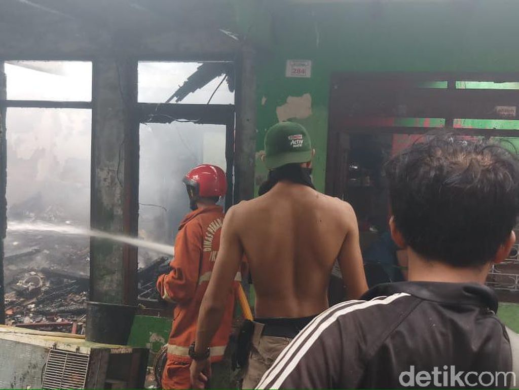 Kebakaran Besar di Tebet Diduga Dipicu Korsleting Listrik Kebakaran Besar di Tebet Diduga Dipicu Korsleting Listrik