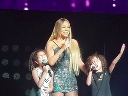 Saat Anak Mariah Carey Berikan Piala untuk Sang Ibu di #BBMAs