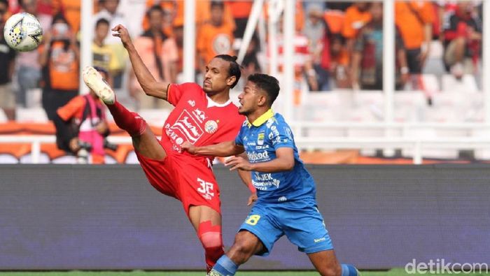Rohit Chand, bek Persija Jakarta berduel dengan Gian Zola (Persib Bandung) di SUGBK. (Rifkianto Nugroho/detikSport) Rohit Chand, bek Persija Jakarta berduel dengan Gian Zola (Persib Bandung) di SUGBK. (Rifkianto Nugroho/detikSport)