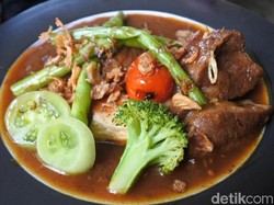 Sop Sapi Anak Abah: Sluurp! Gurih Segar Sop Daging dan Iga Sambal Pucung