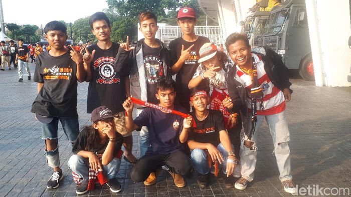 Andri dan kawan-kawannya di Stadion Gelora Bung Karno. (Foto: Mercy Raya/detikSport) Andri dan kawan-kawannya di Stadion Gelora Bung Karno. (Foto: Mercy Raya/detikSport)