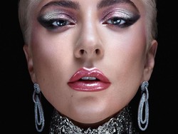 Promo Makeup, Lady Gaga Pakai Anting Rinaldy Yunardi