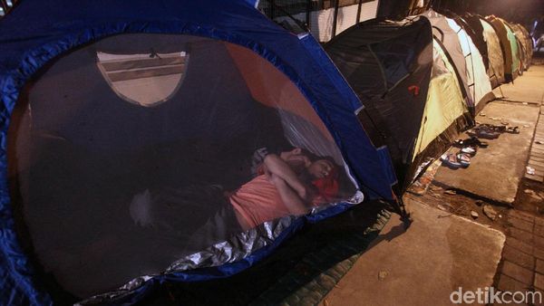 Di Atas Trotoar Kebon Sirih, Para Pencari Suaka Terlelap