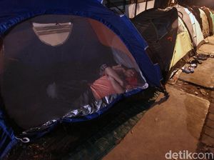 Di Atas Trotoar Kebon Sirih, Para Pencari Suaka Terlelap