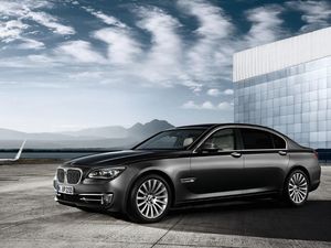 Bukan Presiden Juga Bisa Beli Mobil Anti-peluru BMW Bukan Presiden Juga Bisa Beli Mobil Anti-peluru BMW