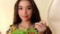 Heboh Foto Sambil Pegang Rokok, Manohara Ternyata Penggemar Makanan Vegan