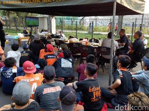 Tak Dapat Tiket, The Jak Nobar di Tenda Brimob
