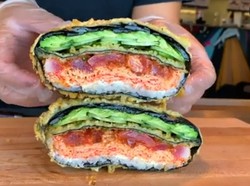 Pencinta Sushi, Mau Coba Sushi Goreng Jumbo Isi Kepiting dan Tuna?