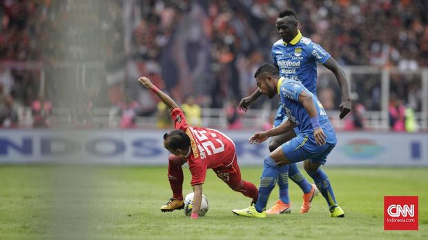 Ezechiel Ndouassel nyaris mencetak dua gol ke gawang Persija. (