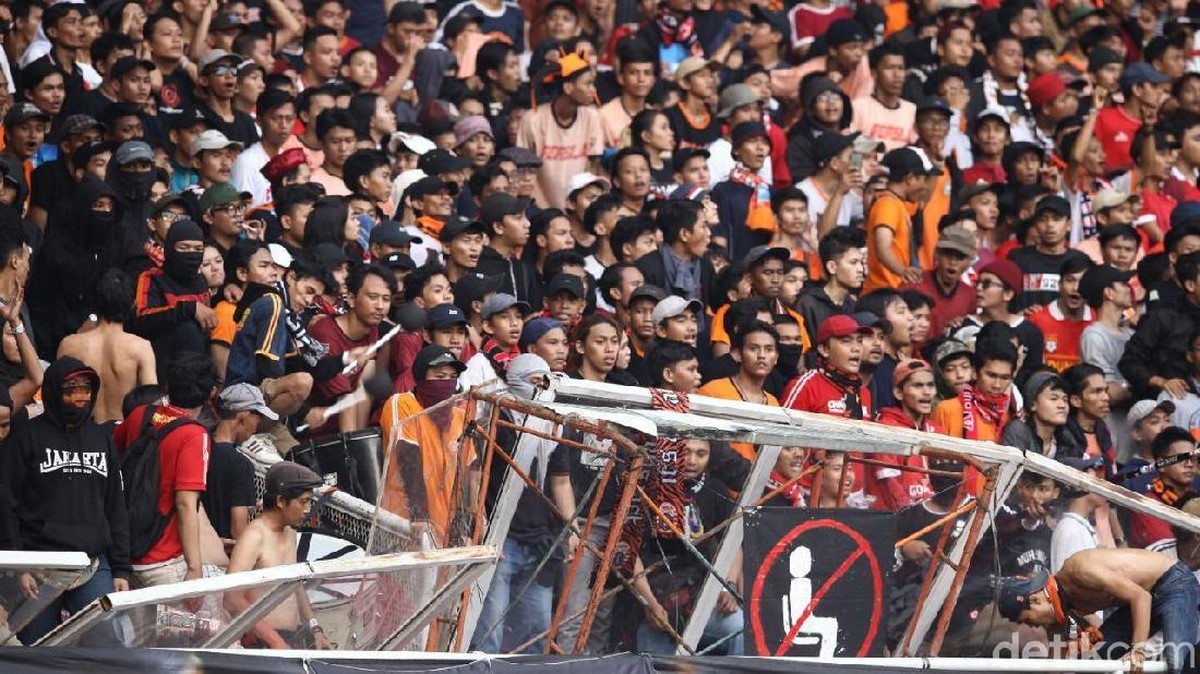 Pagar stadion dirubuhkan The Jakmani saat laga kontra Persib Bandung (Rifkianto Nugroho/detikSport)