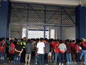 Sempat Dilobi Jakmania Tak Bertiket, Petugas Pintu Biru GBK: Oh Tidak Bisa