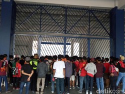 Sempat Dilobi Jakmania Tak Bertiket, Petugas Pintu Biru GBK: Oh Tidak Bisa