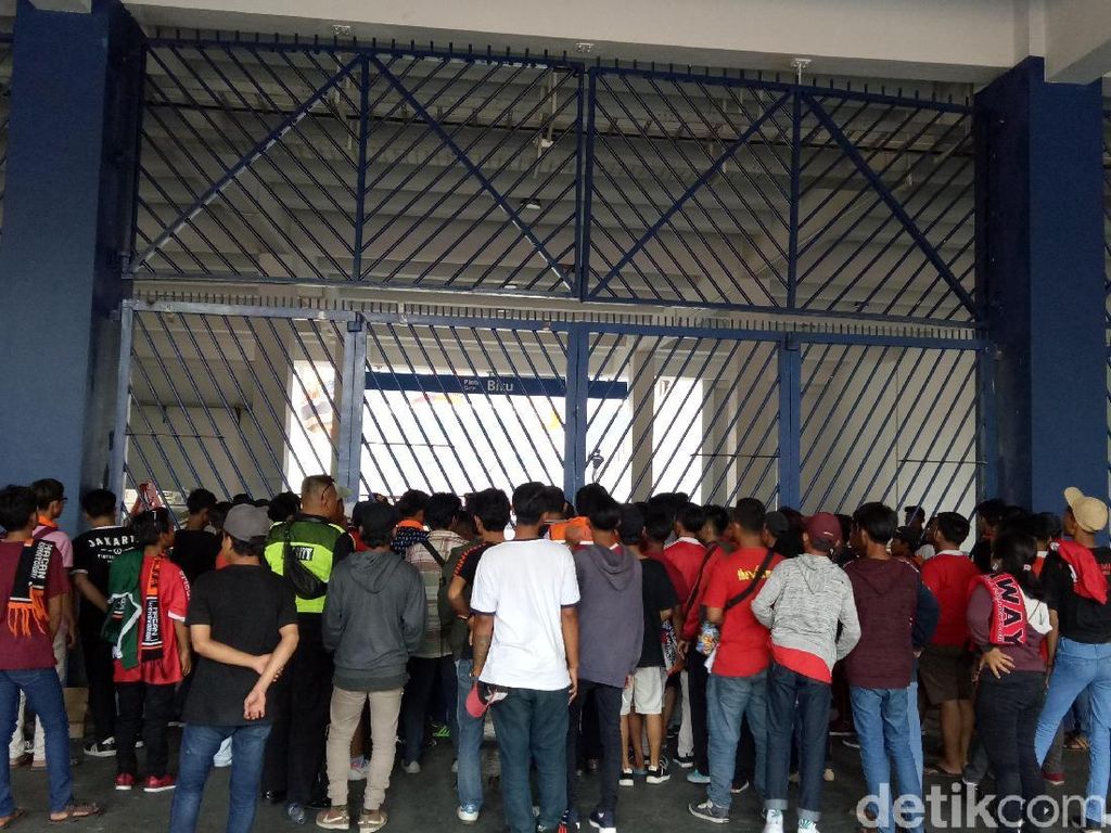 Sempat Dilobi Jakmania Tak Bertiket, Petugas Pintu Biru GBK: Oh Tidak Bisa Sempat Dilobi Jakmania Tak Bertiket, Petugas Pintu Biru GBK: Oh Tidak Bisa