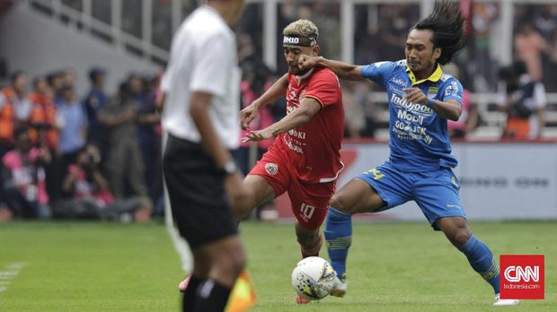 Hariono (kanan) tak lagi berseragam Persib musim depan. (