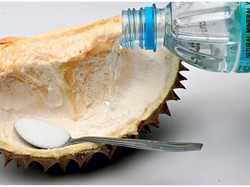 Apa Benar Minum Air Garam dari Cangkang Durian Hilangkan Rasa Panas Usai Makan Durian?
