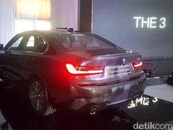 BMW Seri 3 Bisa Mundur Sendiri, Enak di Jalan Sempit