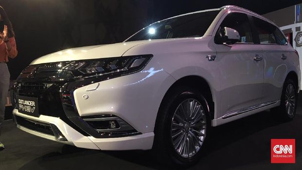 Mitsubishi Outlander PHEV dikenalkan di Jakarta Selatan, Selasa (9/7) malam.