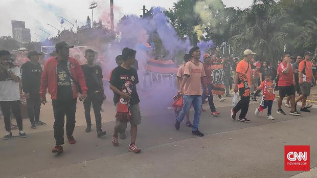 Semangat suporter Jakmania demi menyaksikan laga Persija vs Persib. (