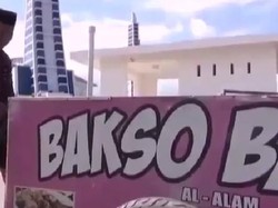 Haru! Tukang Bakso Bakar Naik Haji Setelah 25 Tahun Menabung