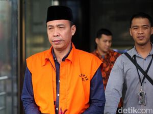 Gaya Anggota DPRD Lampung Tengah Usai Diperiksa KPK Gaya Anggota DPRD Lampung Tengah Usai Diperiksa KPK