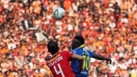 Ryuji Utomo dan Ezechiel Ndouasel melakukan duel udara untuk merebutkan bola.
