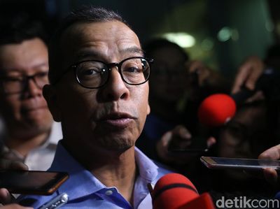Ekspresi Emirsyah Satar Usai Diperiksa Sebagai Tersangka di KPK