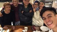 Ternyata Begini Gaya Gagah Tio Pakusadewo Saat Kulineran